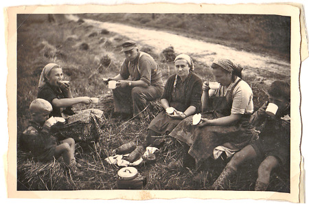 Pause während der Erntearbeit auf einem Feld in Rothwesten, frühe 1960er Jahre