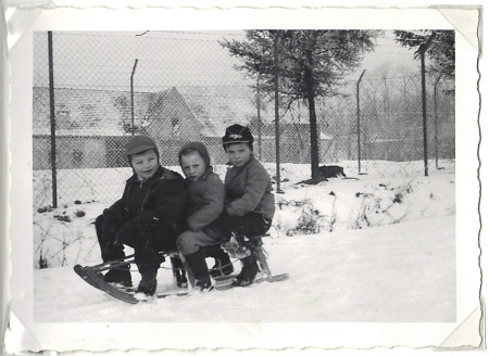 Drei Jungen aus Rothwesten beim Schlittenfahren, um 1958