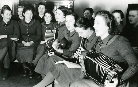 Frauen des Reichsarbeitsdienstes in Korbach beim Musizieren, um 1938