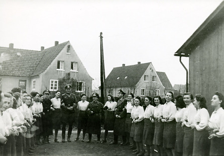 Frauen des Reichsarbeitsdienstes in Korbach, um 1938