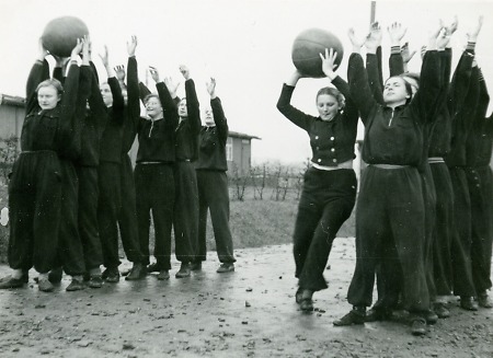 Arbeitsdienstmaiden im Lager Korbach beim Sport, um 1939