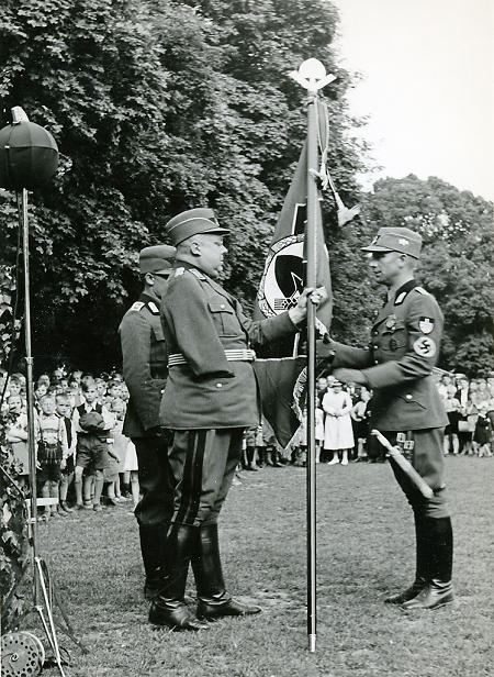 Fahnenübergabe durch Gauarbeitsführer Neuerburg, Juni 1939