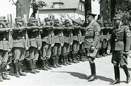 Aufmarsch des RAD in Korbach zur Weihe der Badeanstalt, Juni 1939