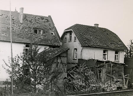 Beschädigtes Haus nach dem Fliegerangriff auf Korbach, 1941