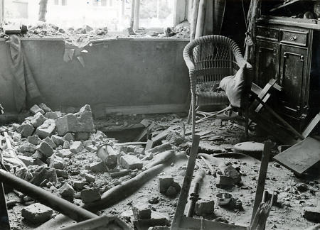 Durch Bombenangriff beschädigtes Wohnzimmer in Korbach, nach 8. September 1941