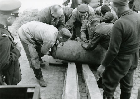 Zwangsarbeiter bei der Entschärfung einer Bombe, nach 8. September 1941