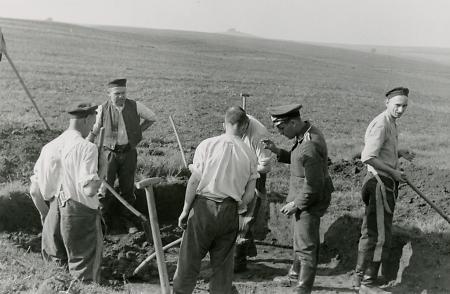 Ausheben einer Grube zur Bombenentschärfung, 29. September 1941