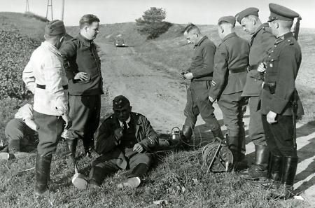 Luftschutz beim Entschärfen einer Bombe, 1941-1945