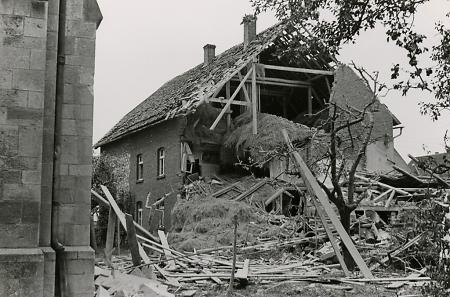 Durch Bombenangriff beschädigtes Haus in Vasbeck, Juli 1940