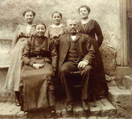 Ehepaar aus Queckborn mit seinen Töchtern, um 1920