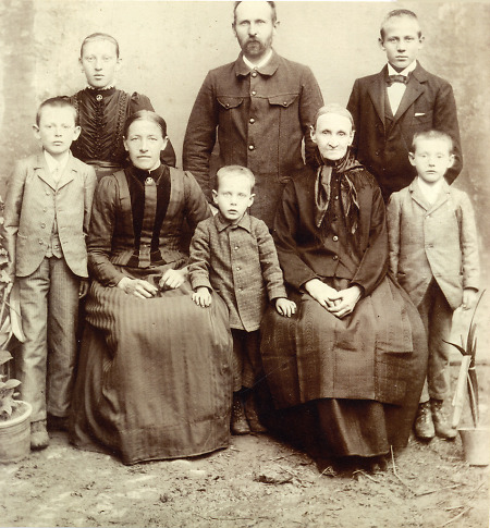 Familie eines Zimmermeisters aus Queckborn, um 1905