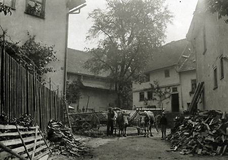 Eckeschreinersch Hof in Queckborn, um 1910