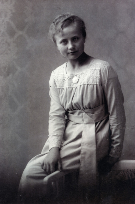 Junge Frau aus Queckborn, um 1915