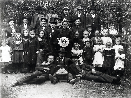 Hochzeitsgesellschaft in Queckborn, 1912