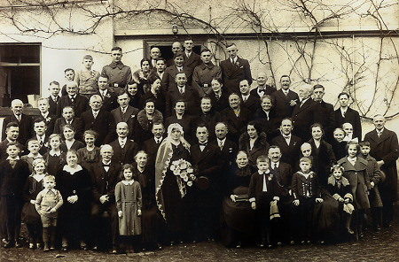 Hochzeitsgesellschaft in Queckborn, 1936
