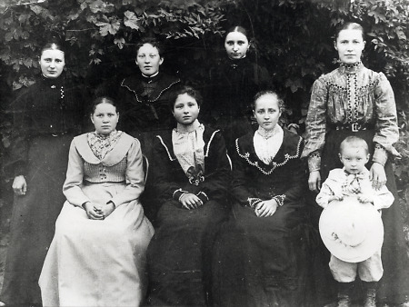 Junge Queckbörnerinnen, um 1905