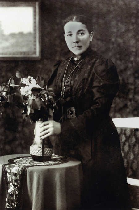Frau aus Queckborn im Sonntagsstaat, um 1900