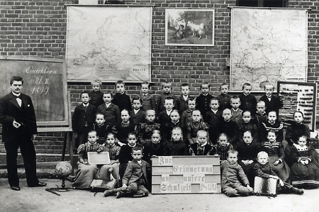 Schulklasse aus Queckborn mit ihrem Lehrer, 1899