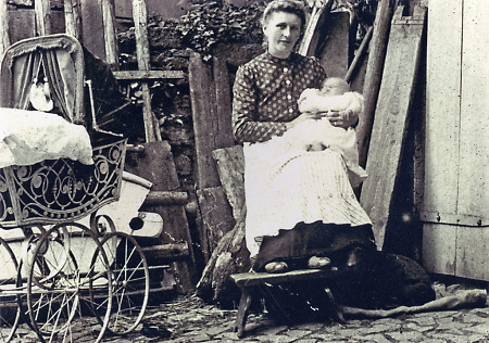 Frau aus Queckborn mit Säugling, um 1920