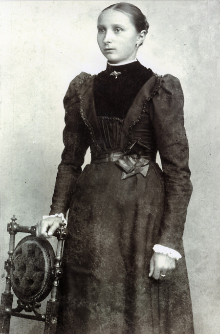 Junge Frau aus Queckborn, um 1905