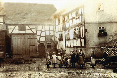 Kinder in einem Hof in der Bruchgasse in Queckborn, um 1910