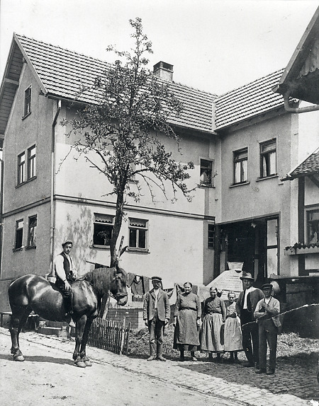 Familie vor dem Haus in der Untergasse in Queckborn, um 1912