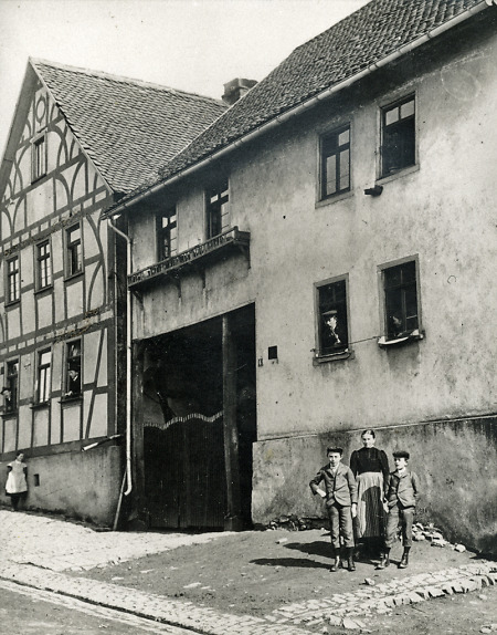 Familie vor dem Haus in Queckborn, um 1925