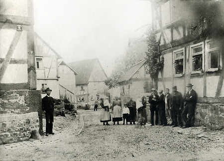 Personen in der Bruchgasse in Queckborn, um 1900