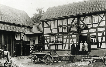 Familie in Queckborn in ihrer Hofreite, um 1925
