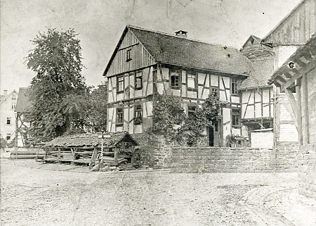 Dorfmitte in Queckborn, um 1900