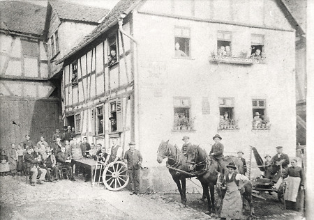 Die Gastwirtschaft „Zum weißen Roß“ in Queckborn, um 1910