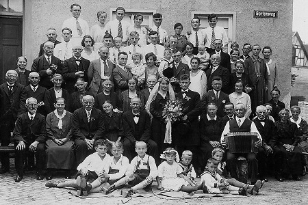 Hochzeitsgesellschaft in Queckborn, 1932