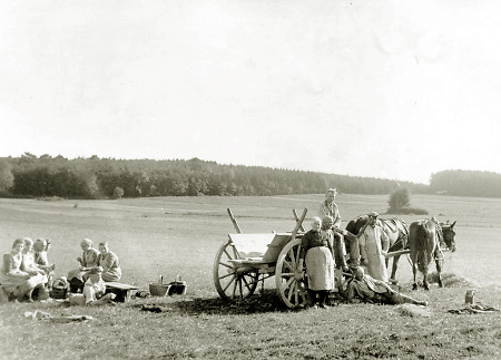 Personen aus Queckborn bei einer Rast während der Feldarbeit, um 1930