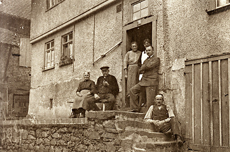 Familie mit Gästen vor ihrem Haus in Queckborn, um 1925