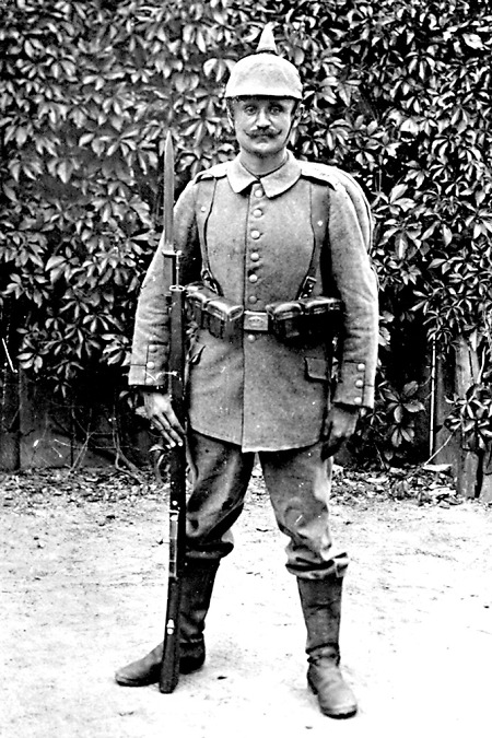 Soldat aus Queckborn in Felduniform, um 1914