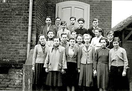 Die Schulabgänger in Queckborn vor der Schultür, 1955