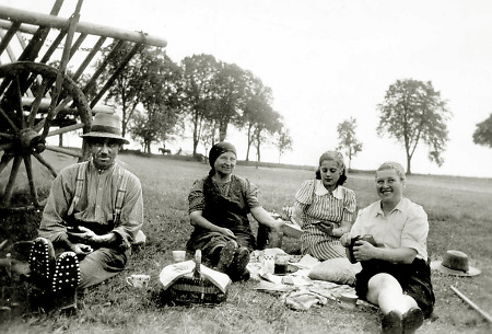 Personen in Queckborn bei einer Rast während der Feldarbeit, um 1930
