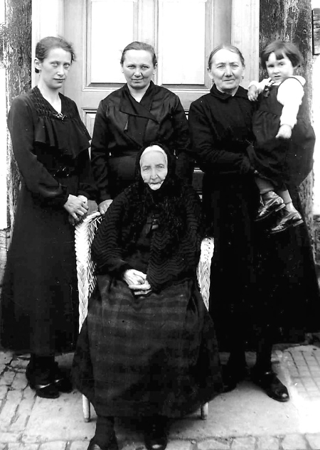 Frauen mehrerer Generationen in Queckborn, um 1930