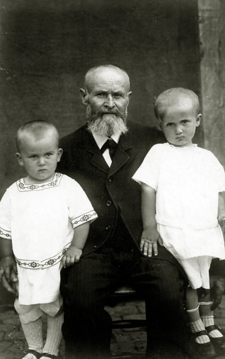 Großvater aus Queckborn mit zwei Enkeln, um 1905