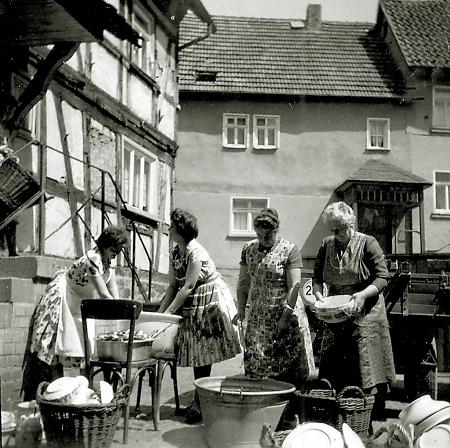 Frauen in Queckborn beim Abwaschen von Geschirr, um 1960?