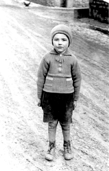 Junge aus Queckborn auf der Straße, um 1935