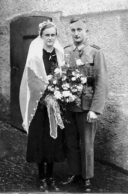 Brautpaar in Queckborn bei einer Kriegshochzeit, 1940