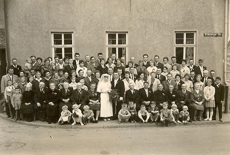 Hochzeitsgesellschaft in Queckborn, um 1958