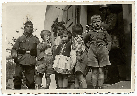 Soldaten in Queckborn mit Kindern, um 1938/40
