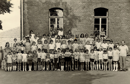 Die letzten Schülerinnen und Schüler der Grundschule in Queckborn, 1973