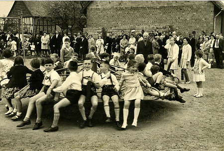 Einweihung des Kinderspielplatzes in Wetterburg, 1964