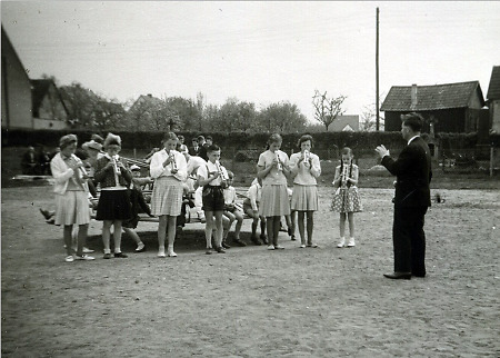 Musikvorführung bei der Einweihung des Spielplatzes in Wetterburg, 1964
