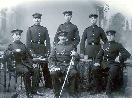 Sechs junge Männer aus Wetterburg als Soldaten, vor 1914