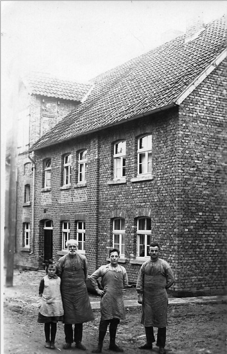 Handwerker aus Wetterburg mit Gesellen und Tochter vor seinem Haus, 1930