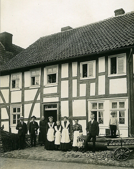 Familie vor ihrem Haus in Wetterburg, um 1917